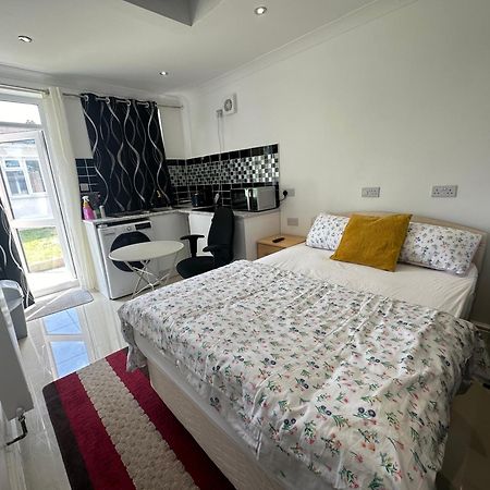 Luxury Ensuite Studio In Crayford Dartford Bexley London With Full Kitchen And Side Garden Alleyway Entrance Erith 外观 照片