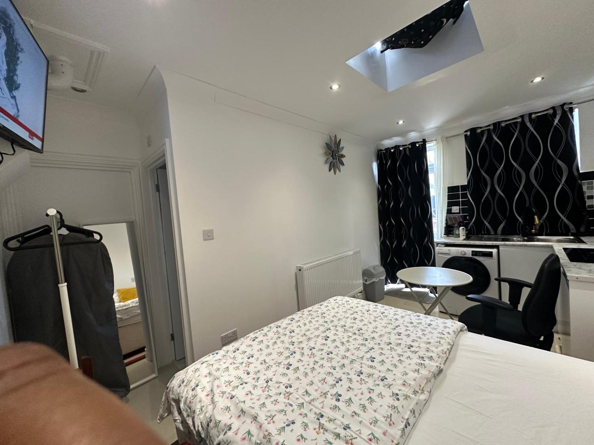 Luxury Ensuite Studio In Crayford Dartford Bexley London With Full Kitchen And Side Garden Alleyway Entrance Erith 外观 照片
