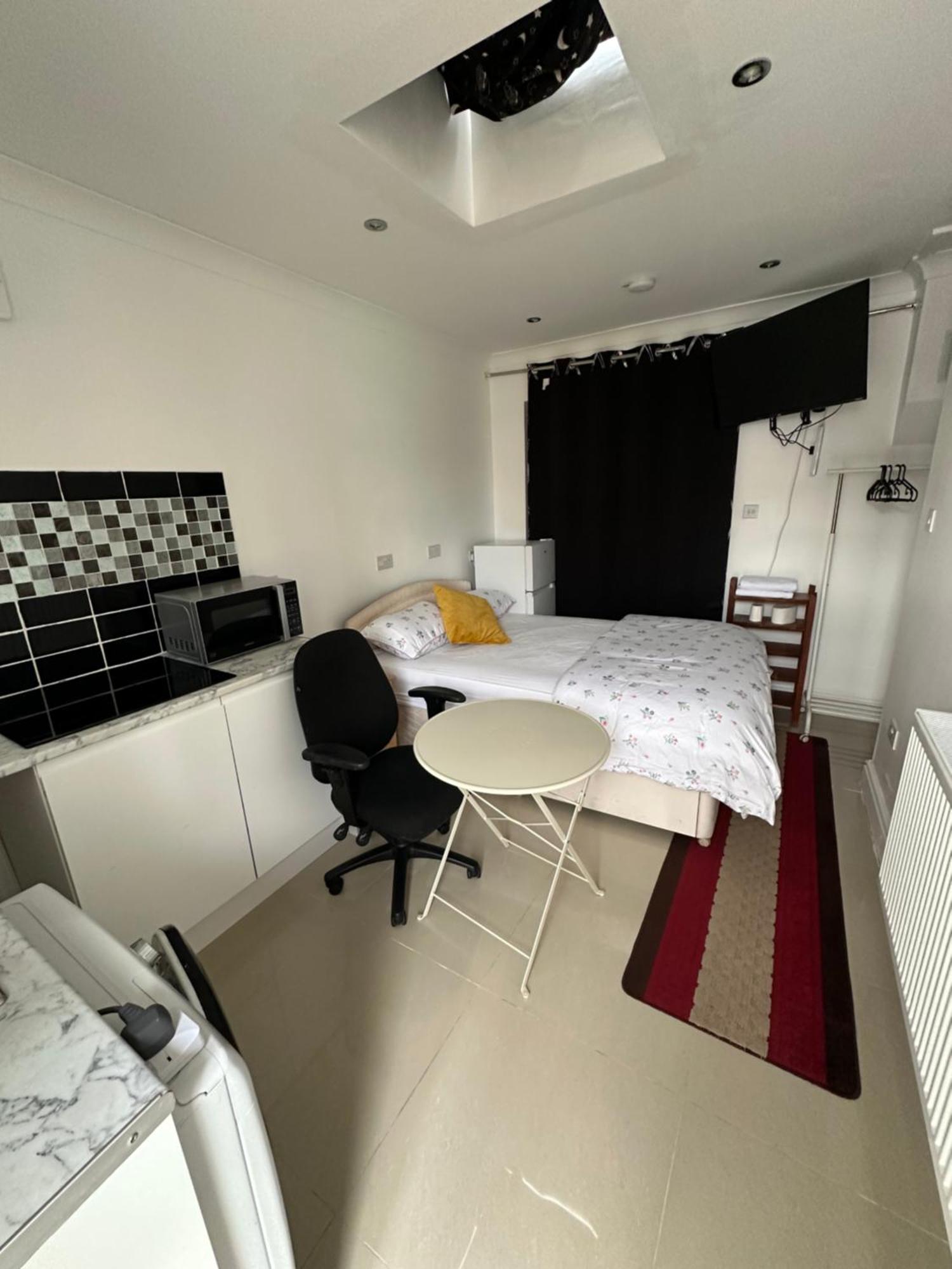 Luxury Ensuite Studio In Crayford Dartford Bexley London With Full Kitchen And Side Garden Alleyway Entrance Erith 外观 照片