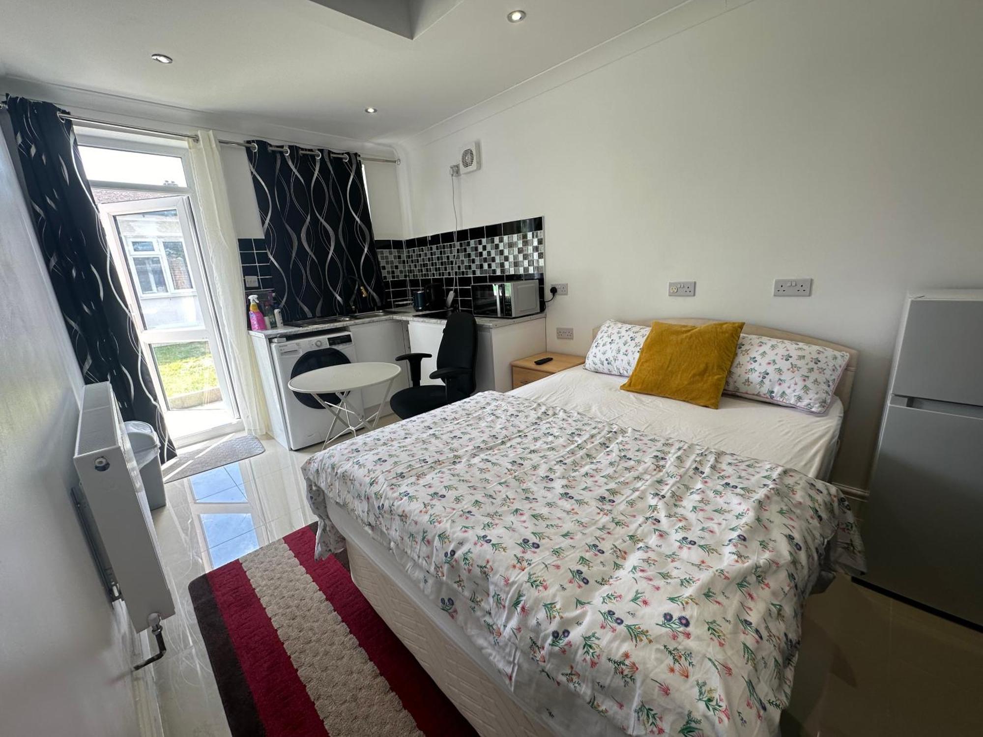 Luxury Ensuite Studio In Crayford Dartford Bexley London With Full Kitchen And Side Garden Alleyway Entrance Erith 外观 照片
