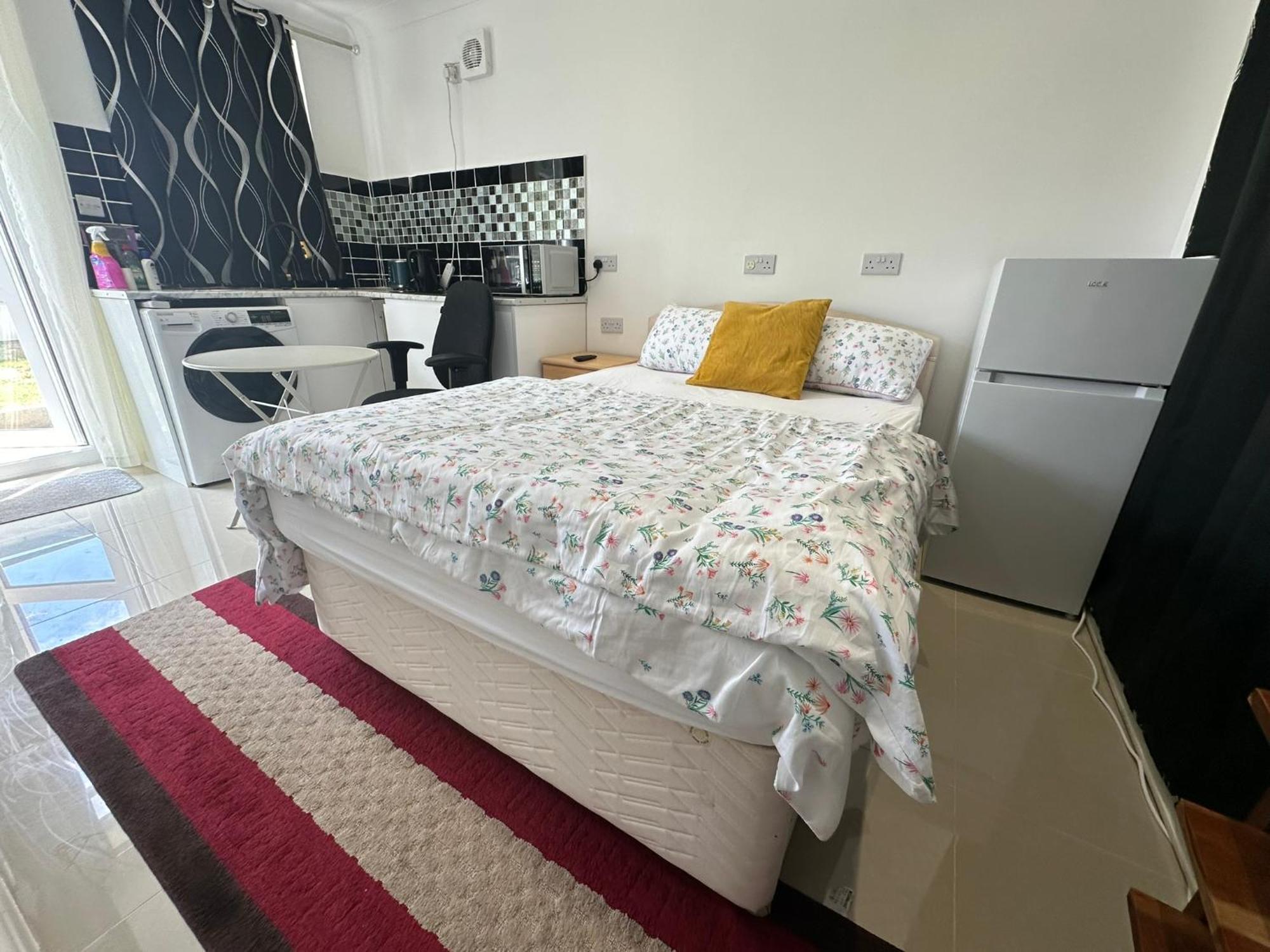 Luxury Ensuite Studio In Crayford Dartford Bexley London With Full Kitchen And Side Garden Alleyway Entrance Erith 外观 照片