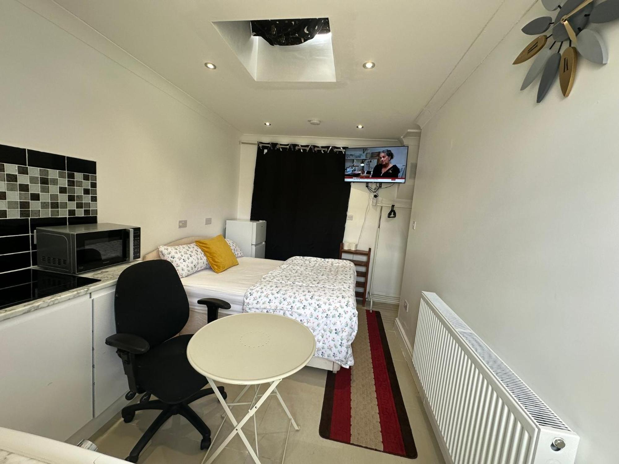 Luxury Ensuite Studio In Crayford Dartford Bexley London With Full Kitchen And Side Garden Alleyway Entrance Erith 外观 照片