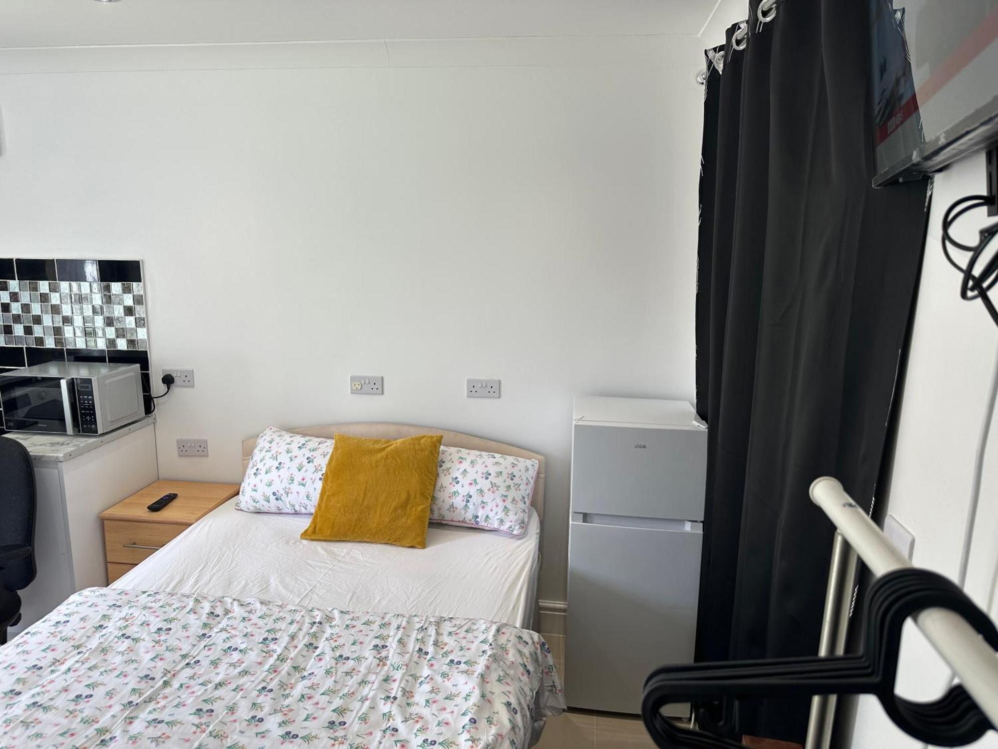 Luxury Ensuite Studio In Crayford Dartford Bexley London With Full Kitchen And Side Garden Alleyway Entrance Erith 外观 照片