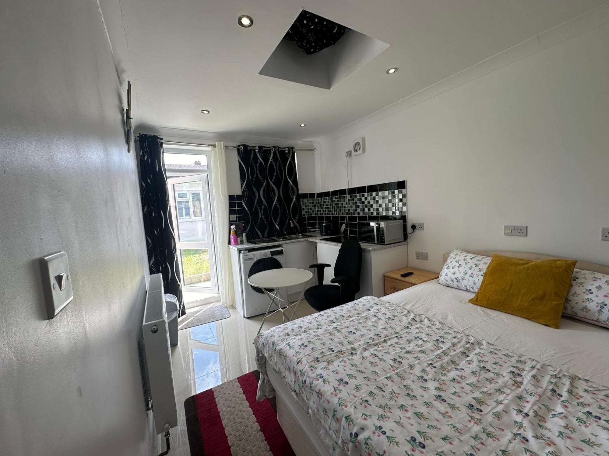 Luxury Ensuite Studio In Crayford Dartford Bexley London With Full Kitchen And Side Garden Alleyway Entrance Erith 外观 照片