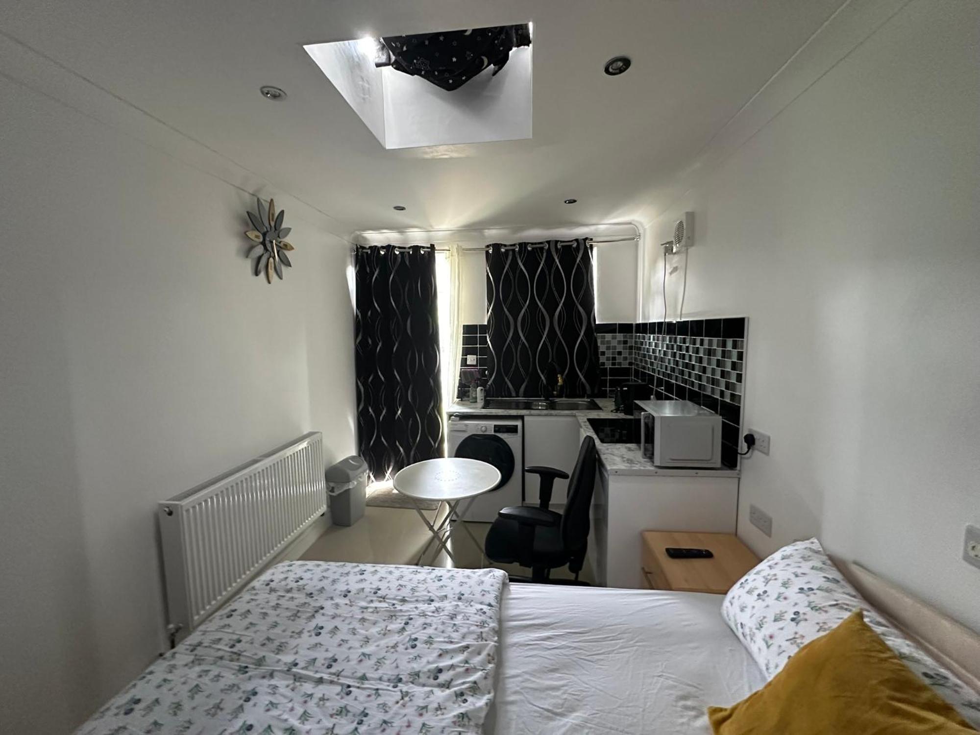 Luxury Ensuite Studio In Crayford Dartford Bexley London With Full Kitchen And Side Garden Alleyway Entrance Erith 外观 照片