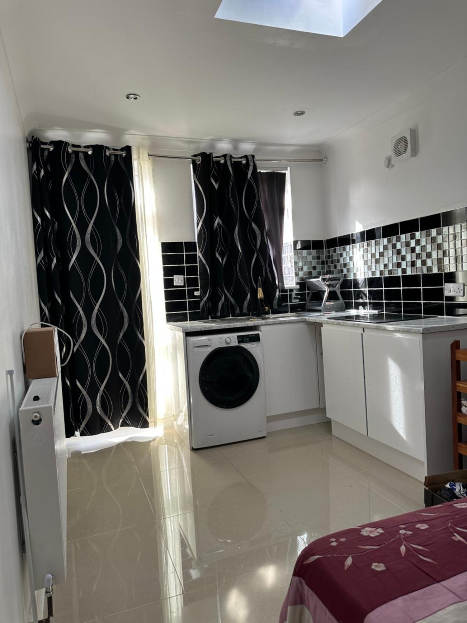 Luxury Ensuite Studio In Crayford Dartford Bexley London With Full Kitchen And Side Garden Alleyway Entrance Erith 外观 照片
