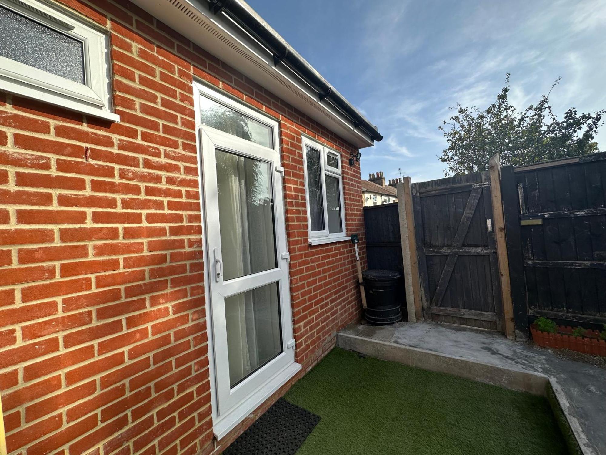 Luxury Ensuite Studio In Crayford Dartford Bexley London With Full Kitchen And Side Garden Alleyway Entrance Erith 外观 照片