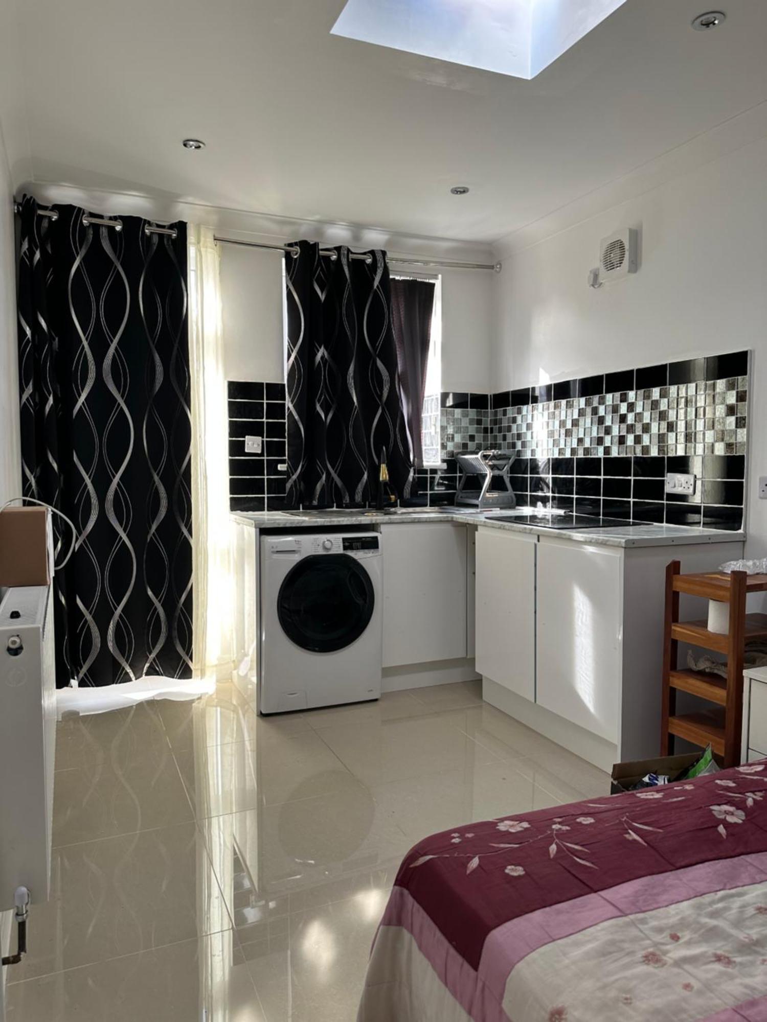 Luxury Ensuite Studio In Crayford Dartford Bexley London With Full Kitchen And Side Garden Alleyway Entrance Erith 外观 照片